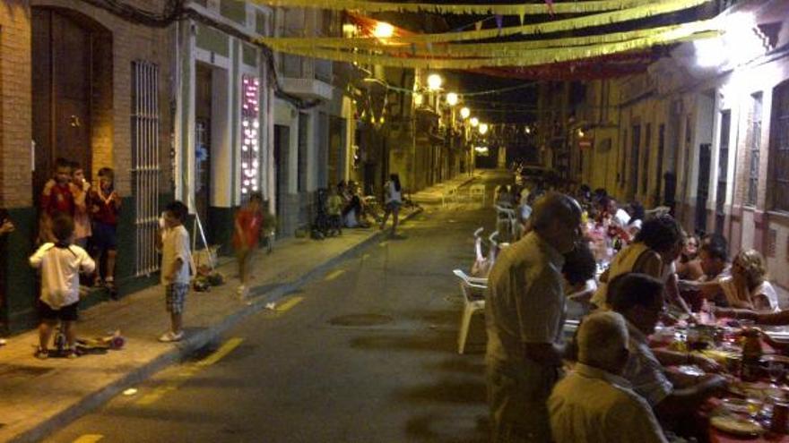 Los vecinos, durante la celebración de la cena al aire libre.