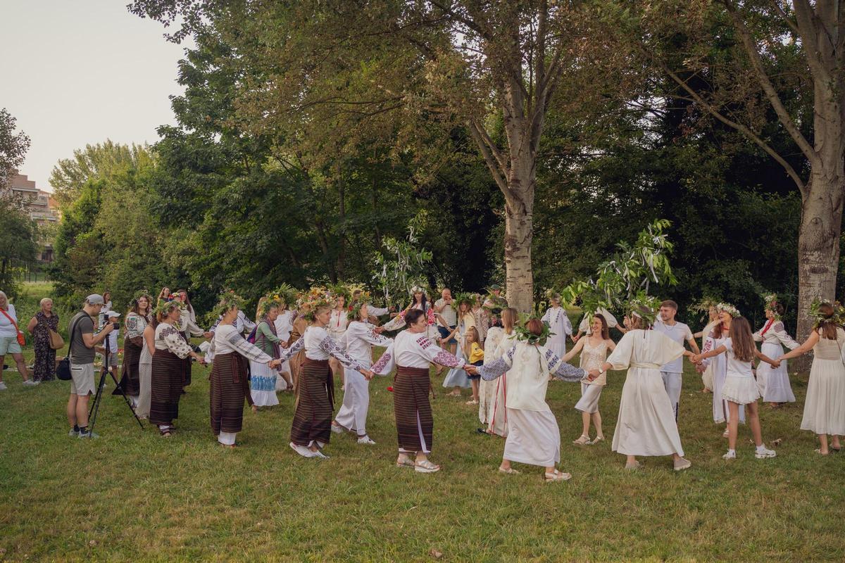 La celebración de los ucranianos en Asturias de la Noche de San Juan, en imágenes