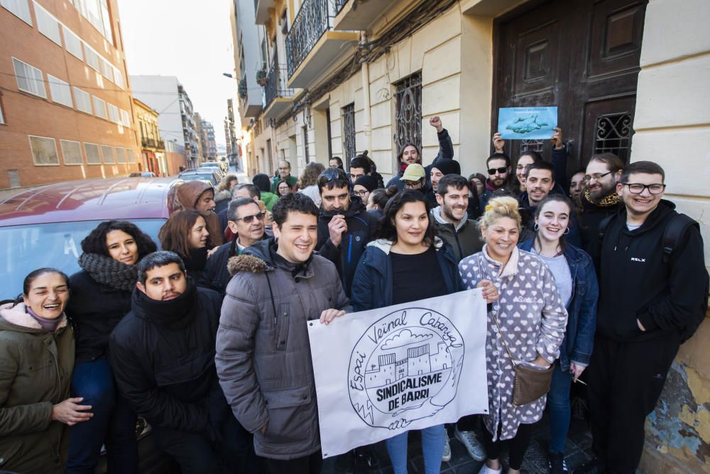 Paralizan el desahucio de una familia en el Cabanyal