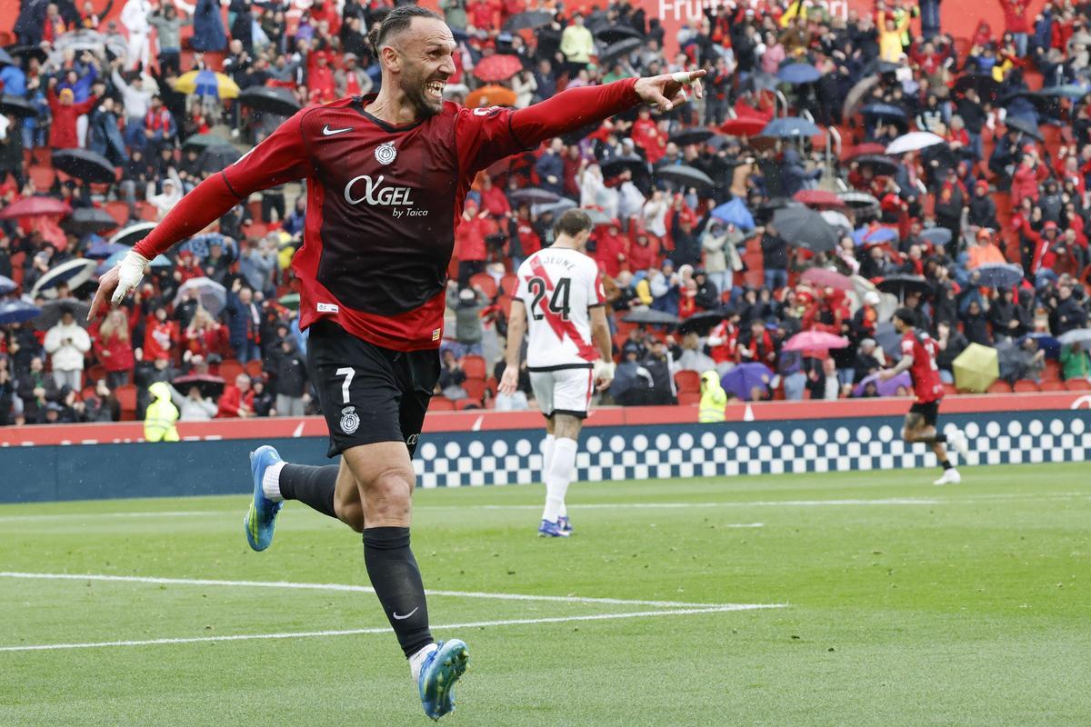 El jugador del Real Mallorca Vedat Muriqi, celebra su gol contra el Rayo Vallecano, durante el partido de la jornada 31 de LaLiga EA Sports entre el Real Mallorca y el Rayo Vallecano, este domingo en el Estadi Mallorca Son Moix.- EFE/ Cati Cladera