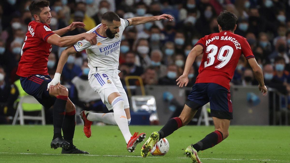 Karim Benzema  controla el balón ante Manu Sánchez  y David García, de Osasuna, en el partido entre Real Madrid y Osasuna, de LaLiga