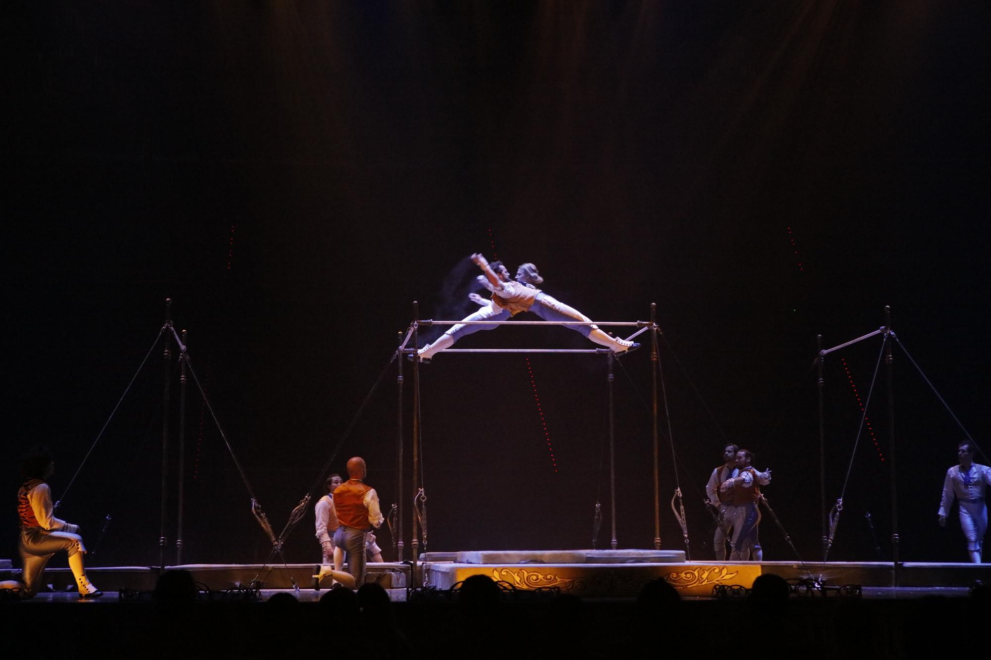 Die Aufführung der Vorstellung Corteo des Cirque du Soleil im Velodrome von Palma