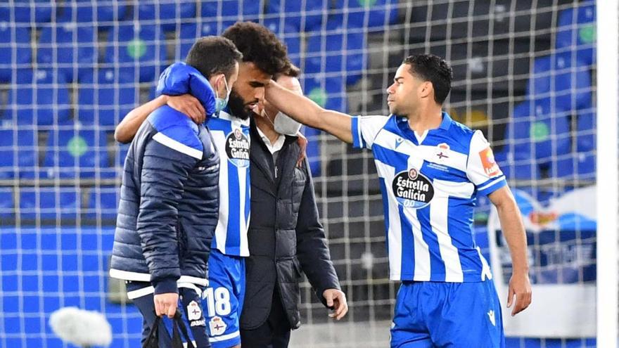 Derik se retira lesionado el pasado domingo en Riazor