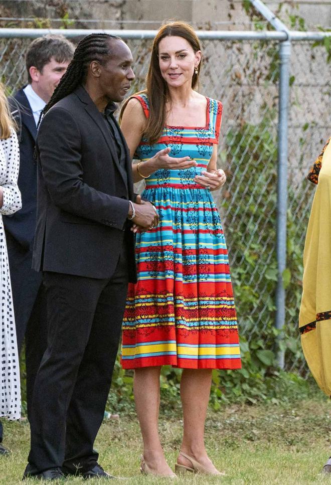 Kate Middleton con vestido de rayas multicolor en Jamaica