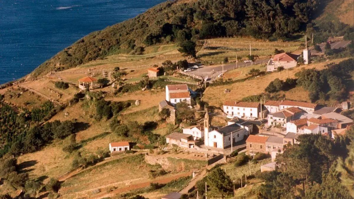 Una aldea gallega con acantilado