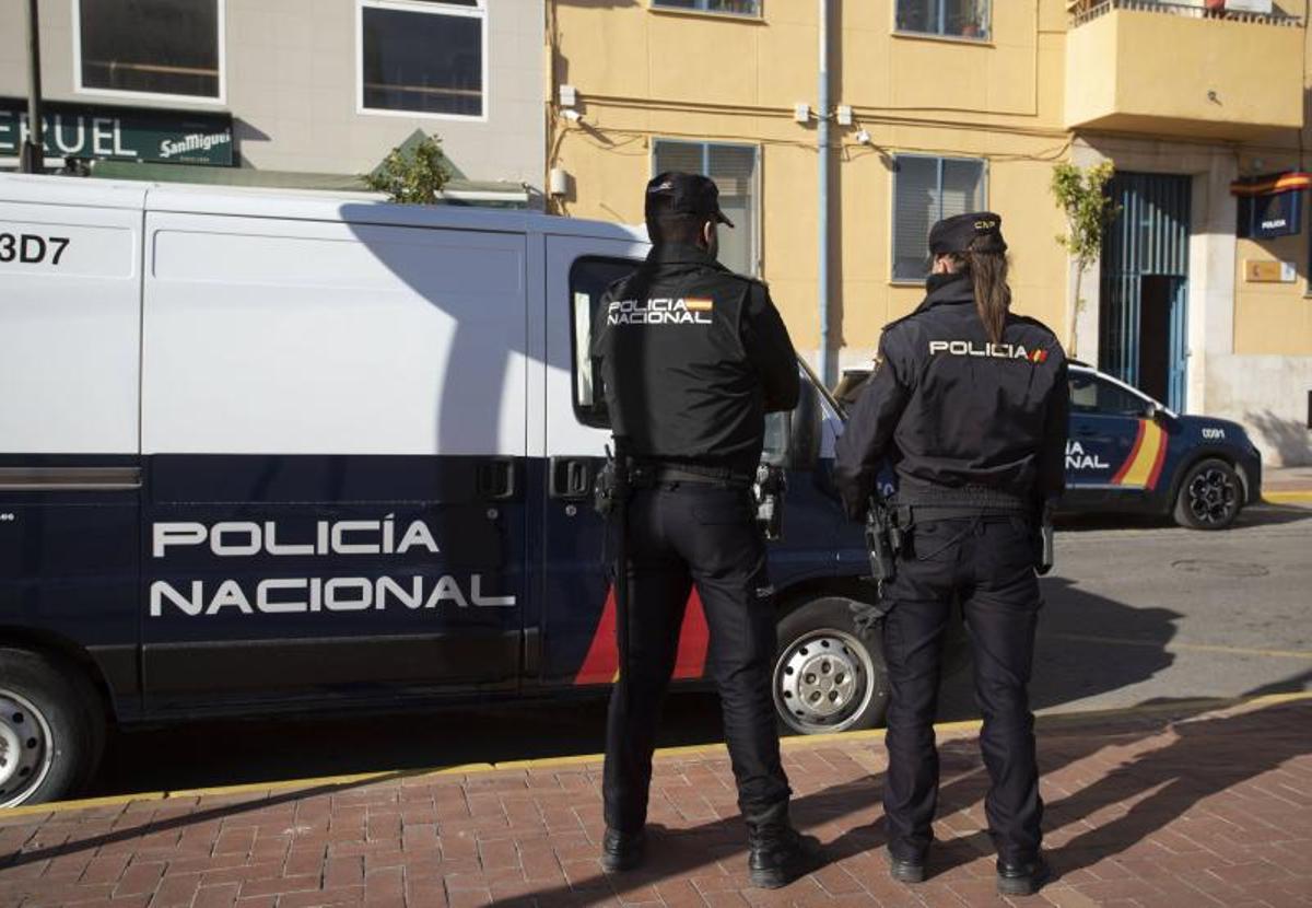 Dos agentes, ante de la comisaría del Port de Sagunt.