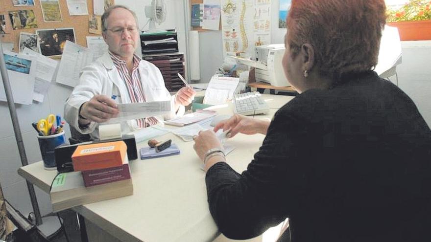 Más de 330 médicos del SMS prolongan su vida laboral más allá de los 65 años