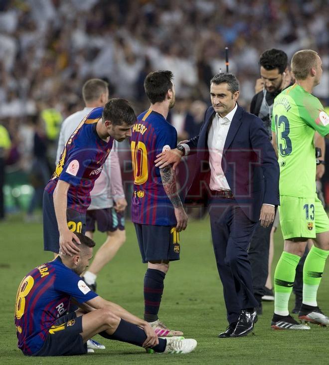 Imágenes de la decepción de los jugadores del FC Barcelona tras perder la Final de Copa del Rey ante el Valencia en el estadio Benito Villamarín, Sevilla.