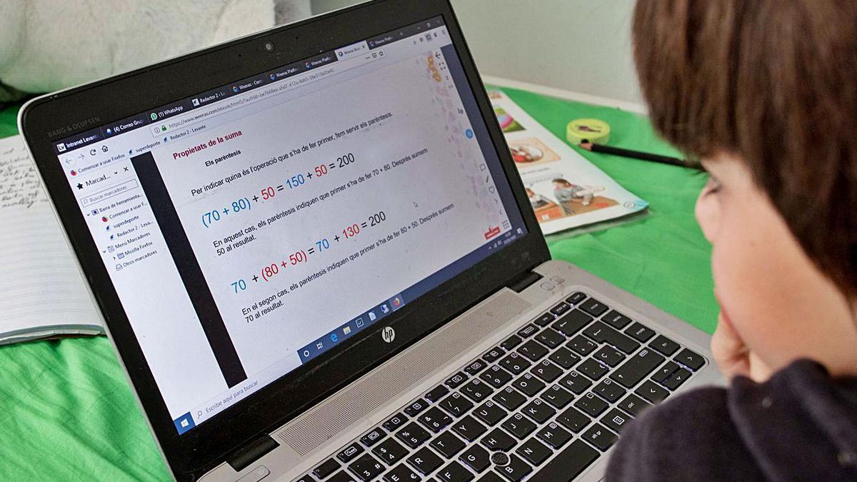 Un escolar realiza ejercicios de Matemáticas desde casa, con su ordenador. | F.BUSTAMANTE