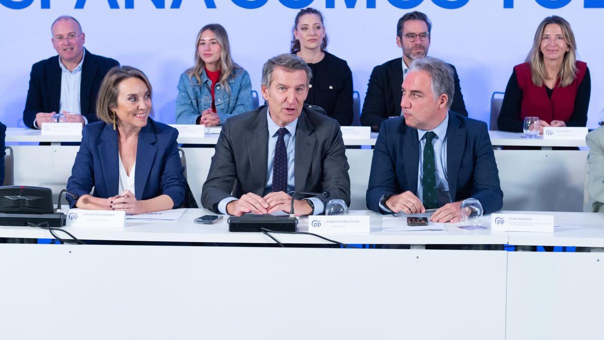 Feijóo, Sánchez'in yargısını “haç yoluyla” PP'nin gündemiyle karşılaştırmak isteyen 'baronlarını' bir araya getiriyor