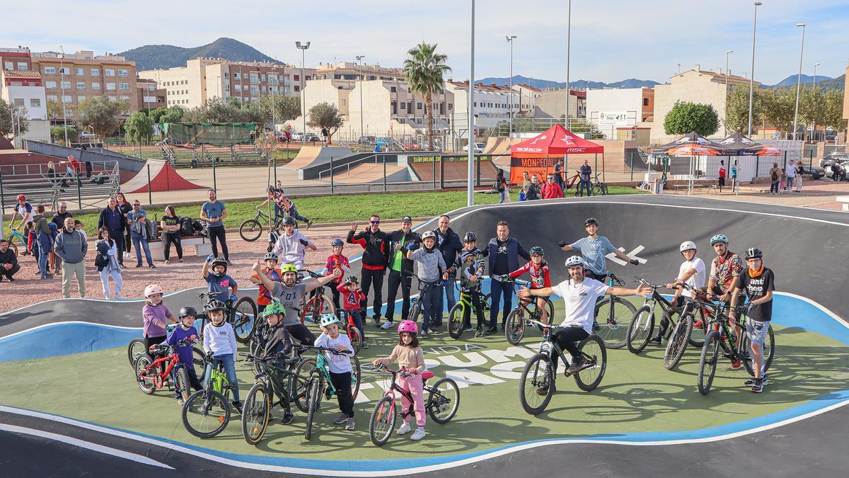 Foto de familia de la inauguración.