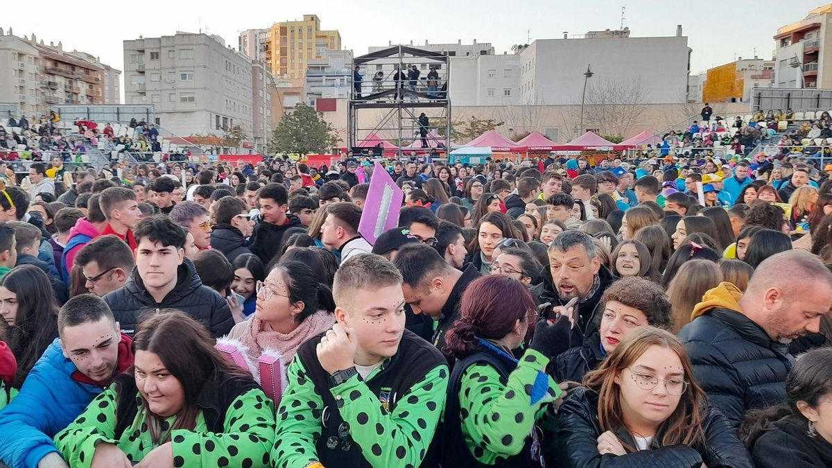 Cerca de 9.000 personas han asistido a la gran gala de las reinas y rey del Carnaval de Vinaròs.