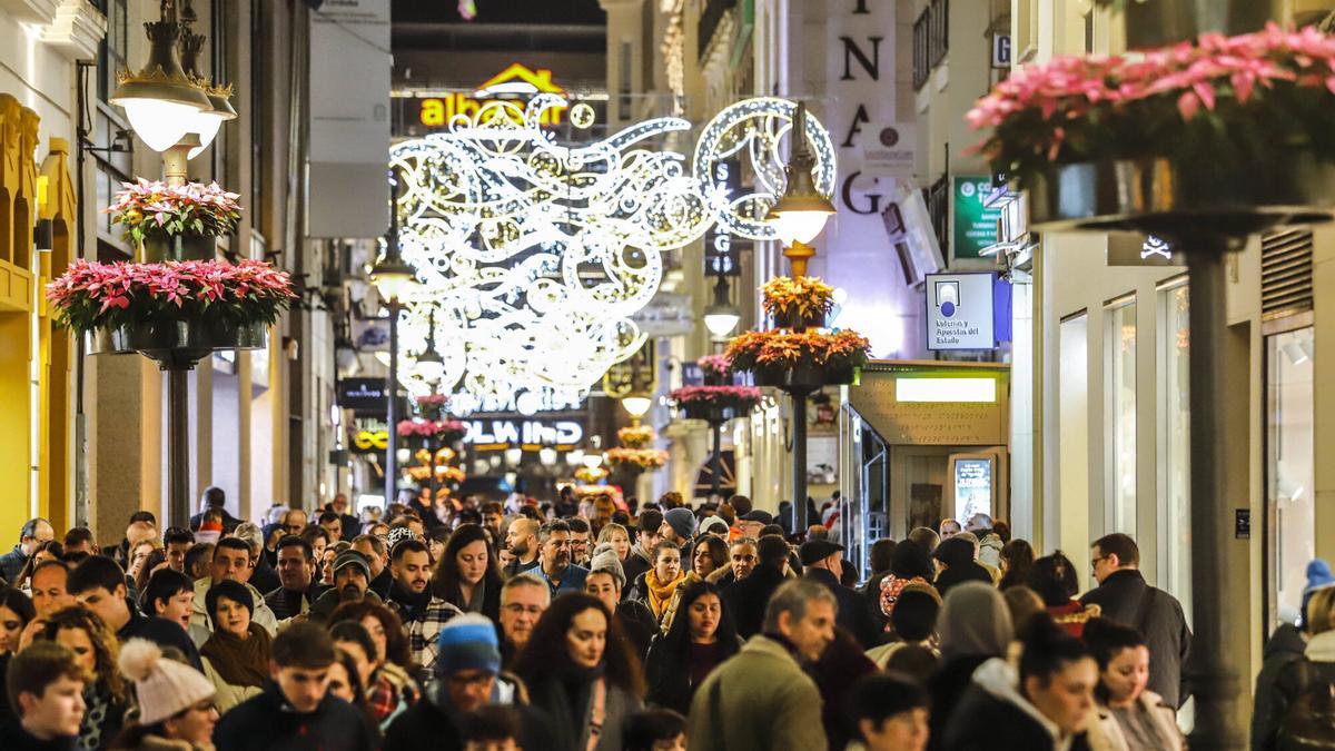 Una céntrica calle comercial atestada por las navidades.