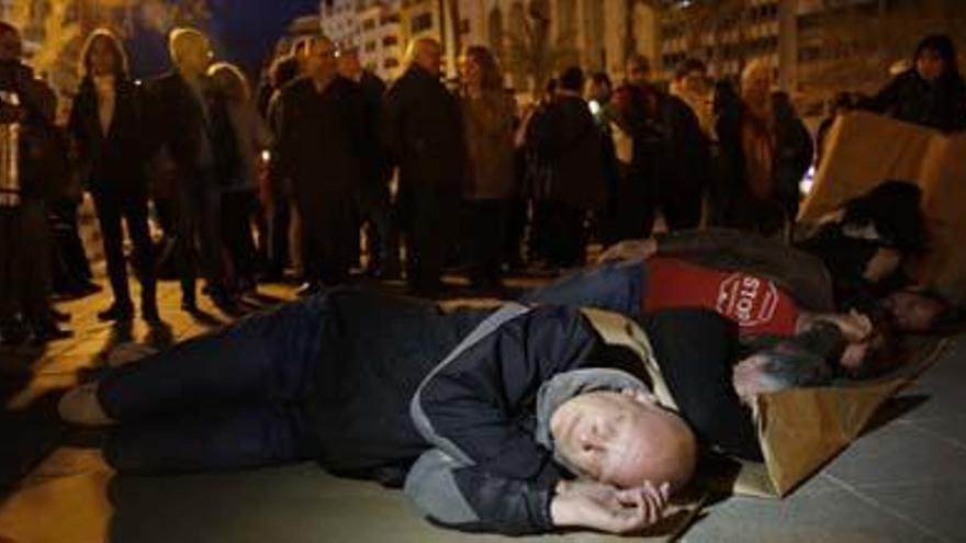 Decenas de personas duermen al raso en Valencia contra los desahucios