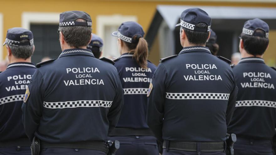 Agentes de la policia local de Valencia en la central de la Avenida del Cid