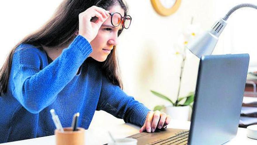 Una joven, delante de su ordenador.   | // NACHO ROCA