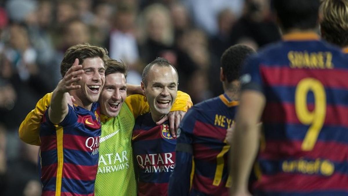 Iniesta se abraza a Messi tras el 0-3 del manchego en el Bernabéu.