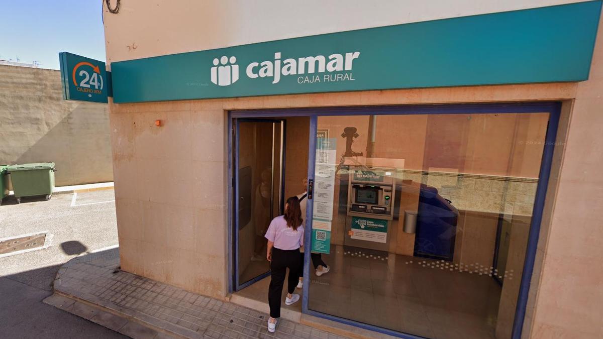 Exterior del banco en el que se ha producido el atraco.