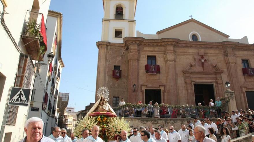 La Virgen de las Huertas, a su salida de la parroquia de Santiago.
