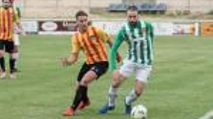 Pau Bonmatí controla una pilota contra el Sant Andreu.