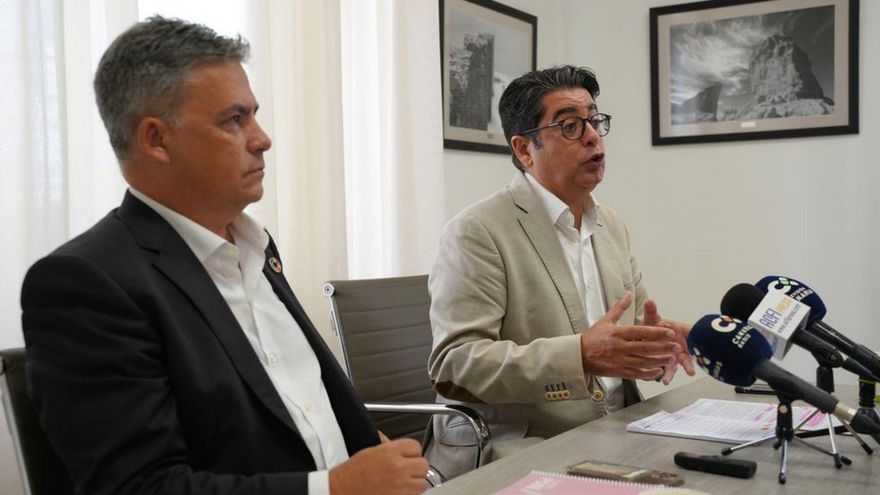 Javier Parrilla, en primer término, y Pedro Martín, portavoz del PSOE. | | E.D.