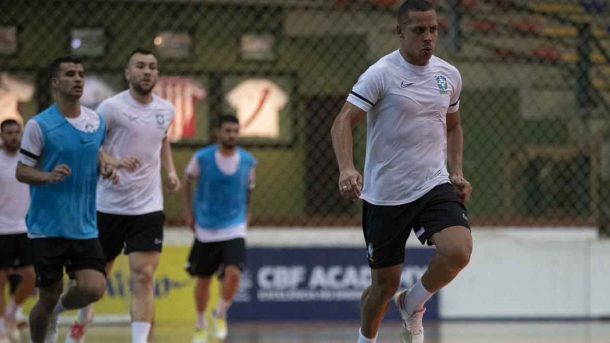 Ferrao, con Marcenio y Matheus al fondo