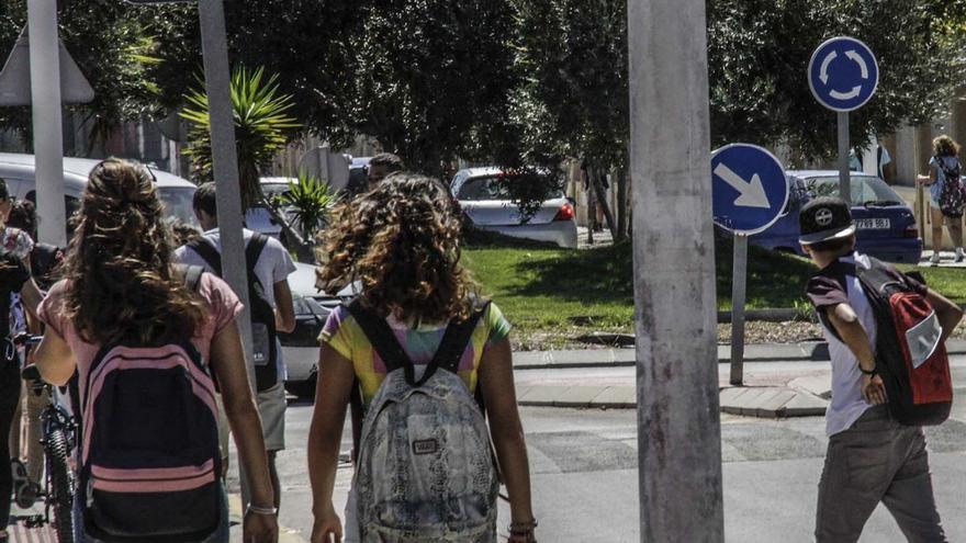 Alumnos en el acceso a un centro de secundaria de Torrevieja. | TONY SEVILLA