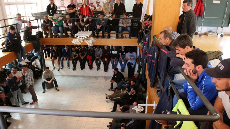 Un instante de la asamblea de los bomberos, celebrada este lunes.