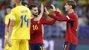 Baena y Miranda celebran el gol del segundo ante Rumanía.