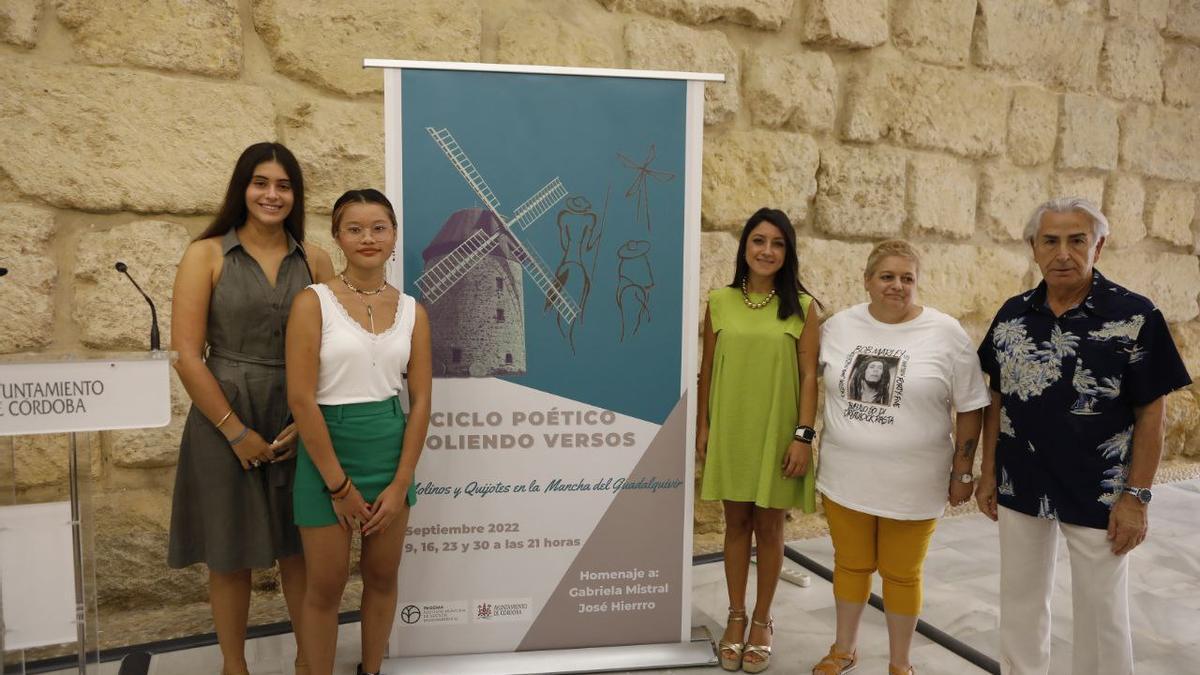 Las jóvenes poetas Carmen e Inés, Cintia Bustos, Pilar Sanabria y Miguel Yuste, ante el cartel del ciclo literario..