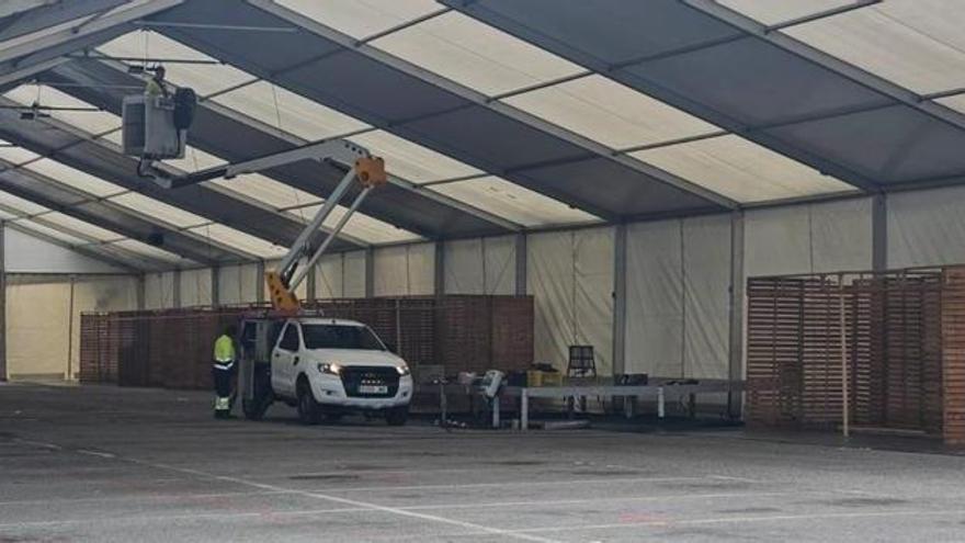 Herido un operario al caerse desde tres metros cuando trabajaba en el montaje de la Festa do Choco