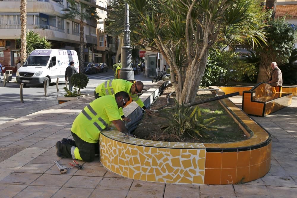 Polémica por la falta de reposición de los tradicionales azulejos que caracterizan desde hace 80 años a la plaza de la Constitución en la reparación de una jardinera en Torrevieja