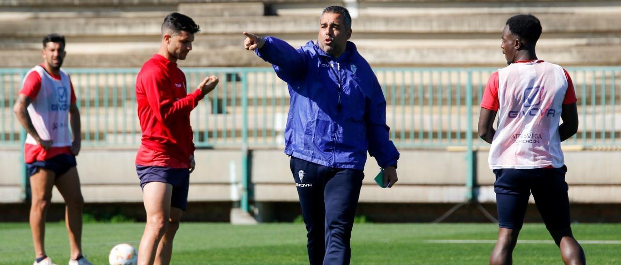 Germán Crespo reparte consignas entre sus pupilos durante una sesión de esta semana en la Ciudad Deportiva.