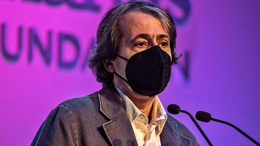 Sergio Constán gana el premio Benito Pérez Armas con ‘El salón de los espejos mudos’.
