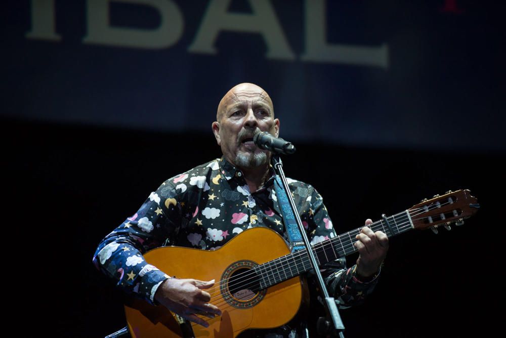 El Teatro Cervantes acogió una gala inaugural marcada por un aforo limitado, mascarillas por doquier y la ausencia de la tradicional y ambientada alfombra roja en sus aledaños.