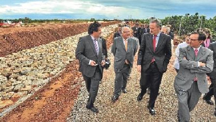 Las autoridades, ayer, en la visita a las obras del encauzamiento del barranco de Fraga.