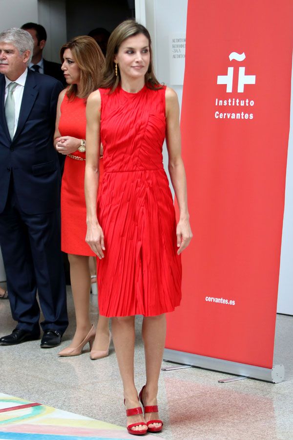 Letizia Ortiz con vestido rojo de Nina Ricci y sandalias en Málaga
