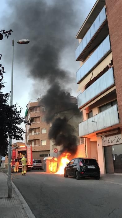 Espectacular incendi d'un contenidor al Creu Guixera