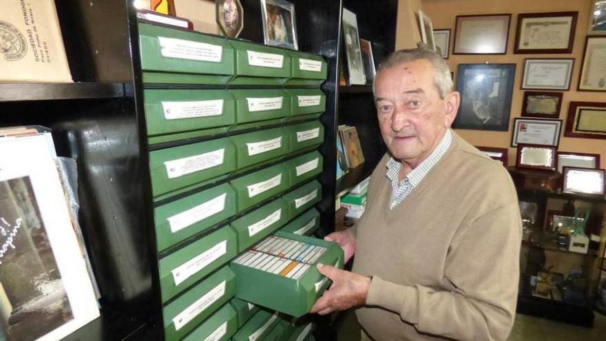 Javier de Arroes, junto a su archivo de cintas de tonada.