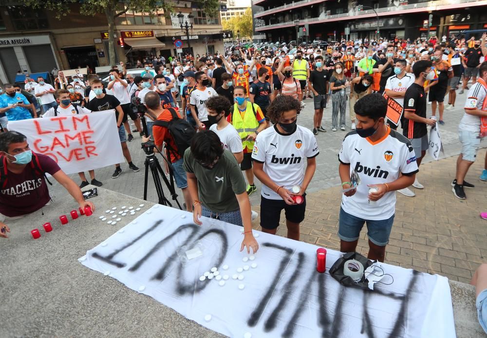 Protesta de los aficionados del Valencia CF contra de Meriton y Peter Lim