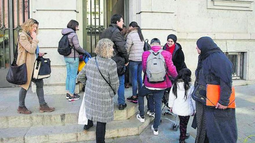 Cua davant l’oficina d’estrangeria de Girona, en una imatge d’arxiu. | MARC MARTÍ