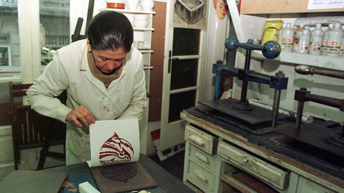 Ana Martínez Pasarín durante un proceso de entintado, a finales de 1998, en su taller en Vigo.