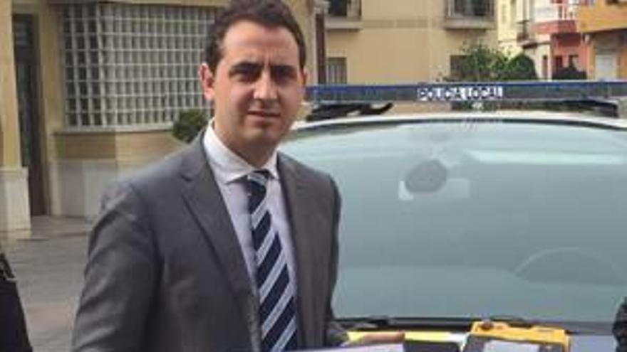 Zaplana junto a un coche policial.