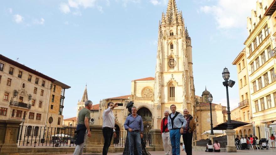 Turistas en la plaza de la Catedral de Oviedo.