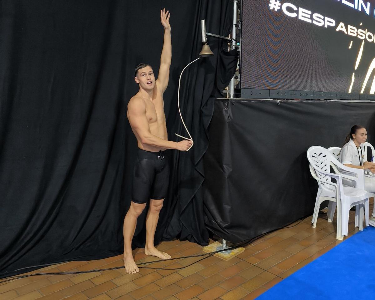 Diego Mira, tocando la campana tras conseguir el récord de España