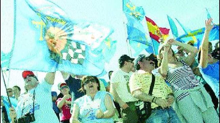 Aficionados asturianos celebran el segundo puesto de Alonso después de la sesión de clasificación.