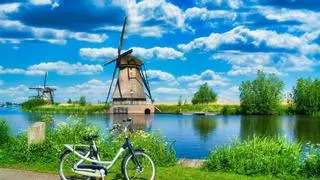 Países Bajos en bicicleta: entre canales infinitos, pueblos medievales y molinos batiendo el viento