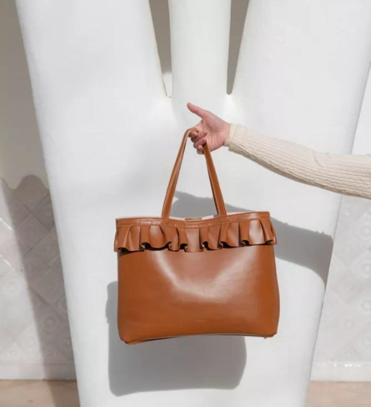 Bolso camel con volantes, de LaRosa (302,50 euros)