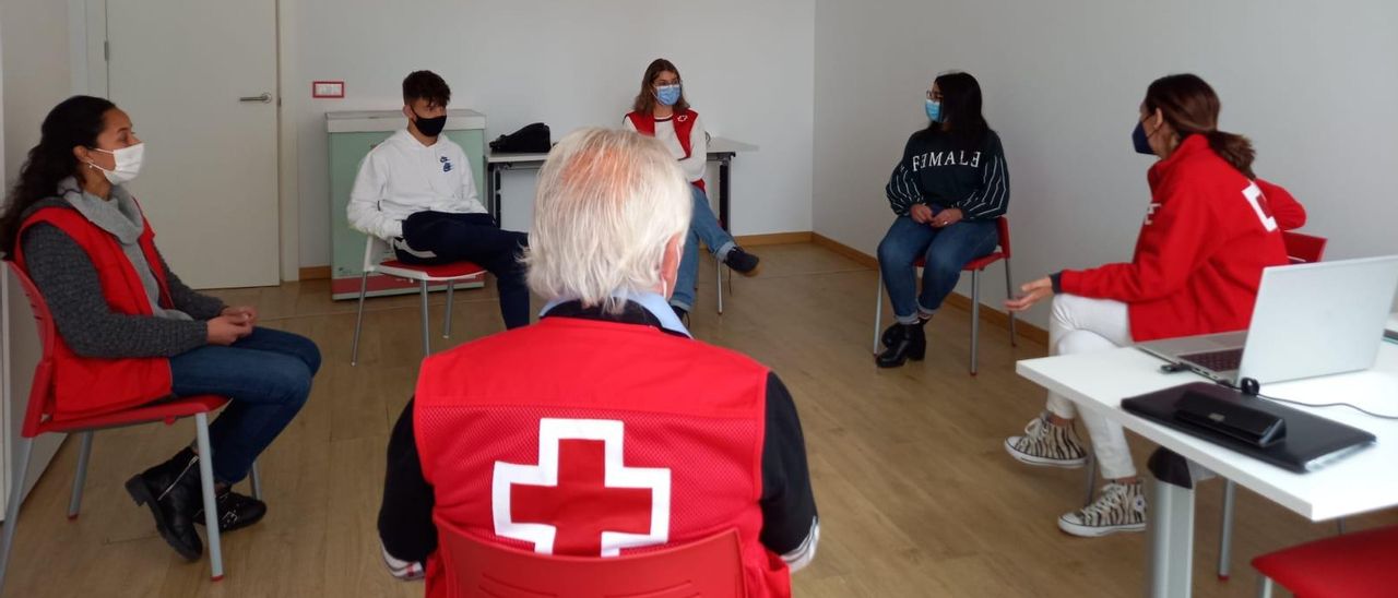 Jóvenes participan en un taller de Cruz Roja Vila-real.