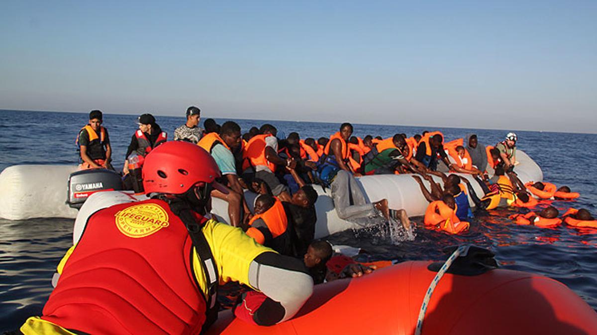 Rescat d’immigrants en pastera davant de la costa de Líbia.